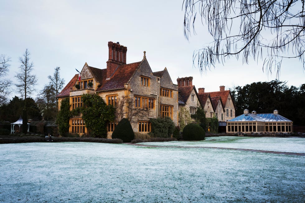 exterior view of le manoir aux quatsaisons, oxfordshire in winter