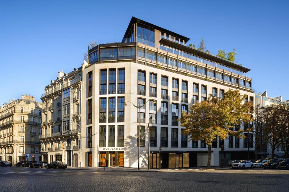 a large building with many windows