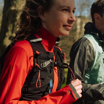 best hydration vests two people running side by side wearing hydration vests