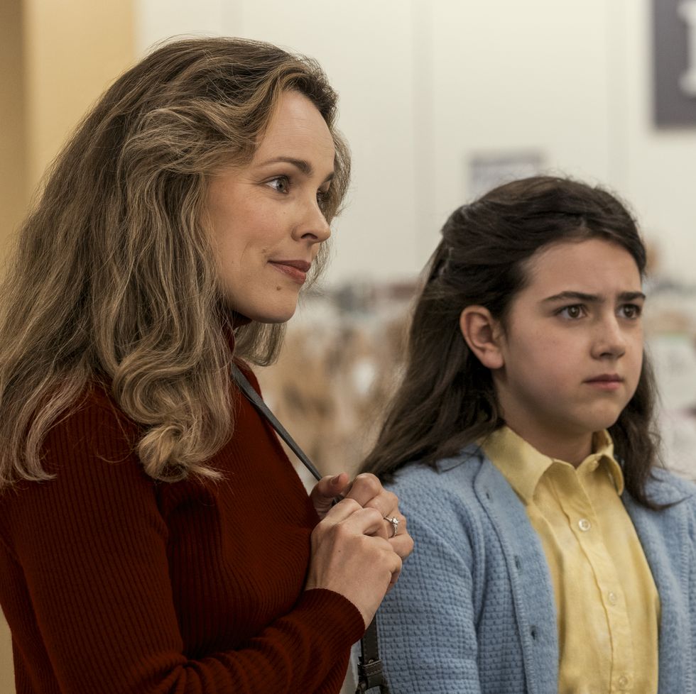 rachel mcadams as barbara dimon and abby ryder fortson as margaret simon in a scene from are you there god it’s me, margaret, a good housekeeping pick for best kids movies 2023