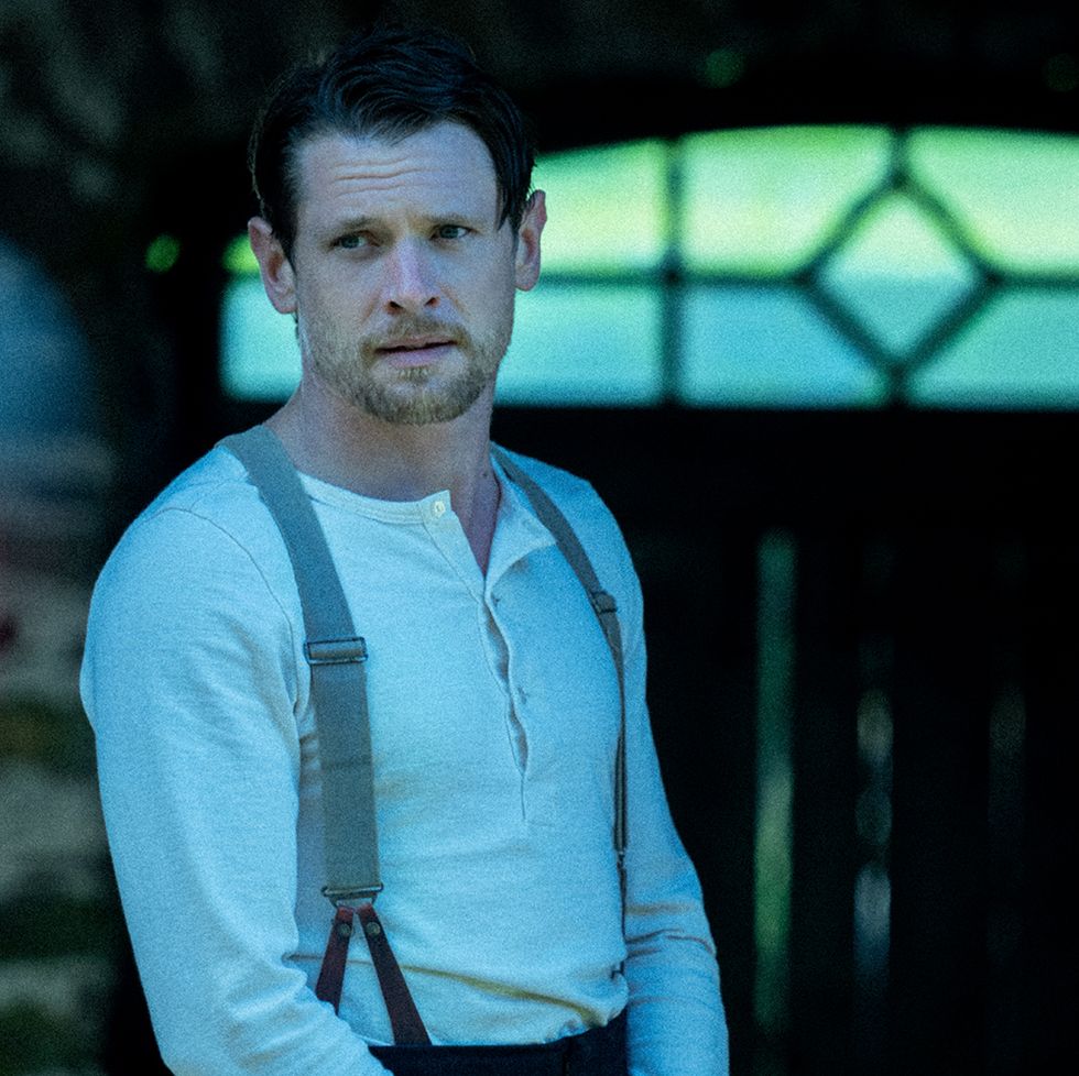 Jack O'Connell in rolul lui Oliver intr-o scena din amantul lui Lady Chatterley, o alegere buna pentru cele mai bune filme din 2022