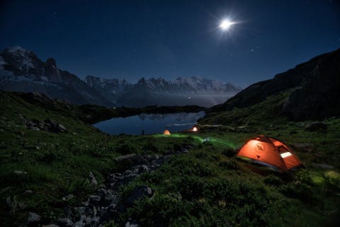Langs de GR5 in AuvergneRhneAlpes Frankrijk slapen kampeerders onder de sterrenhemel De Grande Randonne  het Grote Wandelpad  is ruim 2400 kilometer lang en loopt dwars door de Alpen De route strekt zich uit van Nederland via Belgi en Luxemburg naar Frankrijk en eindigt in Nice Het gedeelte dat vanuit Zwitserland door de Franse Alpen loopt is bijzonder populair  en indrukwekkend