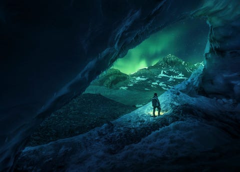 De Athabascagrot ligt aan de rand van de Athabascagletsjer in Canada dichtbij de Columbiaijsvlakte Overdag kunnen bezoekers genieten van de sculpturale blauwige ijsformaties Degenen die de koude nacht trotseren kunnen soms het noorderlicht boven de ijsvlakte zien dansen