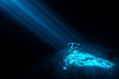 Op het Mexicaanse schiereiland Yucatn duikt een freediver in de Nay Yahcenote een onderaards zinkgat dat is gevuld met water