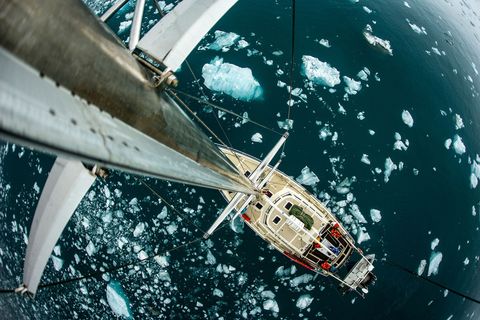 Een zeiljacht glijdt door het ijs bij Spitsbergen Noorwegen
