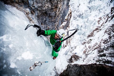 In de Hoge Tatra in Slovakije trekt een bergbeklimmer zichzelf omhoog tegen een ijswand