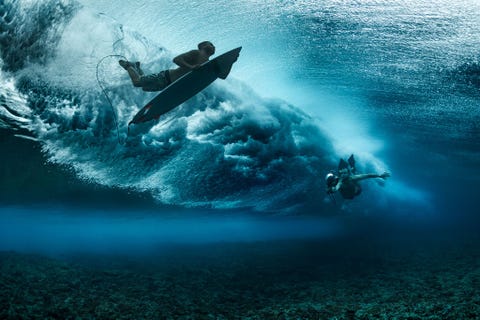 Fotograferen op het water is altijd een uitdaging vooral voor iemand als ik die niet bij de oceaan is opgegroeid zegt fotograaf Jussi Grznar die deze foto van surfer Blake Thorntononder een brekende golf in Teahupoo op Tahiti maakte Om te kunnen inschatten hoe de golven zullen breken heb je heel veel ervaring nodig In Teahupoo kan het nog lastiger zijn omdat het water zeer ondiep wordt wanneer de golvenreeksen komen aanrollen