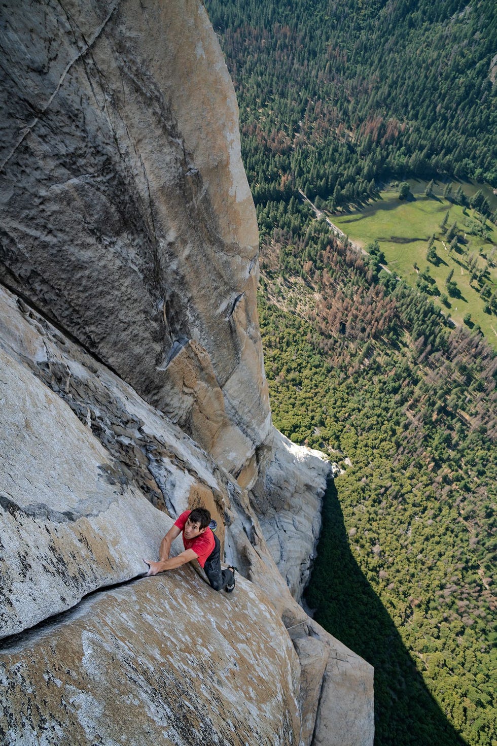 NATIONAAL PARK YOSEMITE Californi  In de tien jaar voordat Alex Honnold zijn beroemde free solobeklimming van de rotswand El Capitn in het Yosemite National Park ondernam de snelste beklimming van de beroemdste rotswand op aarde zonder touwen had fotograaf Jimmy Chin vaak met Honnold geklommen Als een van de leden van het team dat de beklimming van Honnold in juni 2017 filmde voor de National Geographicdocumentaire Free Solo dwong Chin zichzelf om zich te blijven concentreren terwijl zijn vriend op een hoogte van bijna achthonderd meter boven de aarde zijn laatste hand en voetbewegingen overwoog Er kon niet mr op het spel staan dan op dat moment vertelt Chin Het staat voor het bereiken van het onmogelijke het sublieme perfectie Lees verder op natgeonlfreesolo