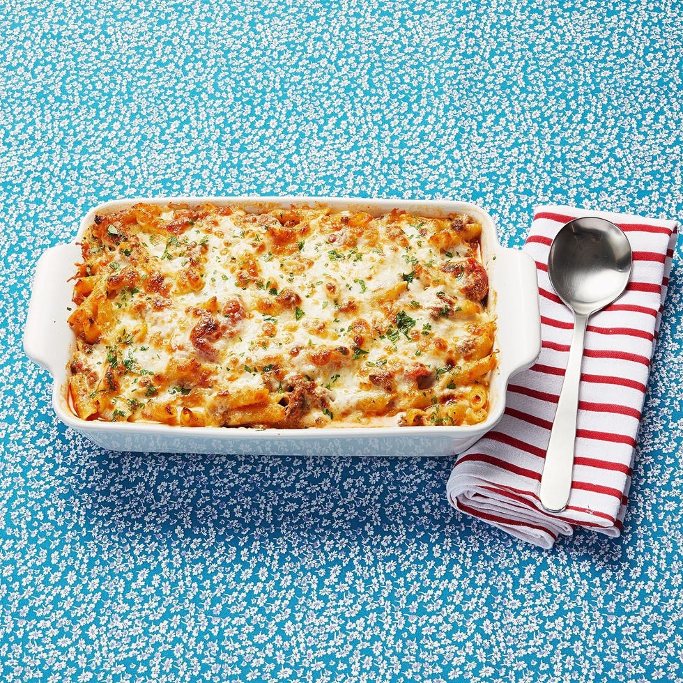 https://hips.hearstapps.com/hmg-prod/images/best-pioneer-woman-recipes-2023-baked-ziti-65809315beb11.jpeg?crop=0.612xw:0.612xh;0.199xw,0.196xh&resize=980:*