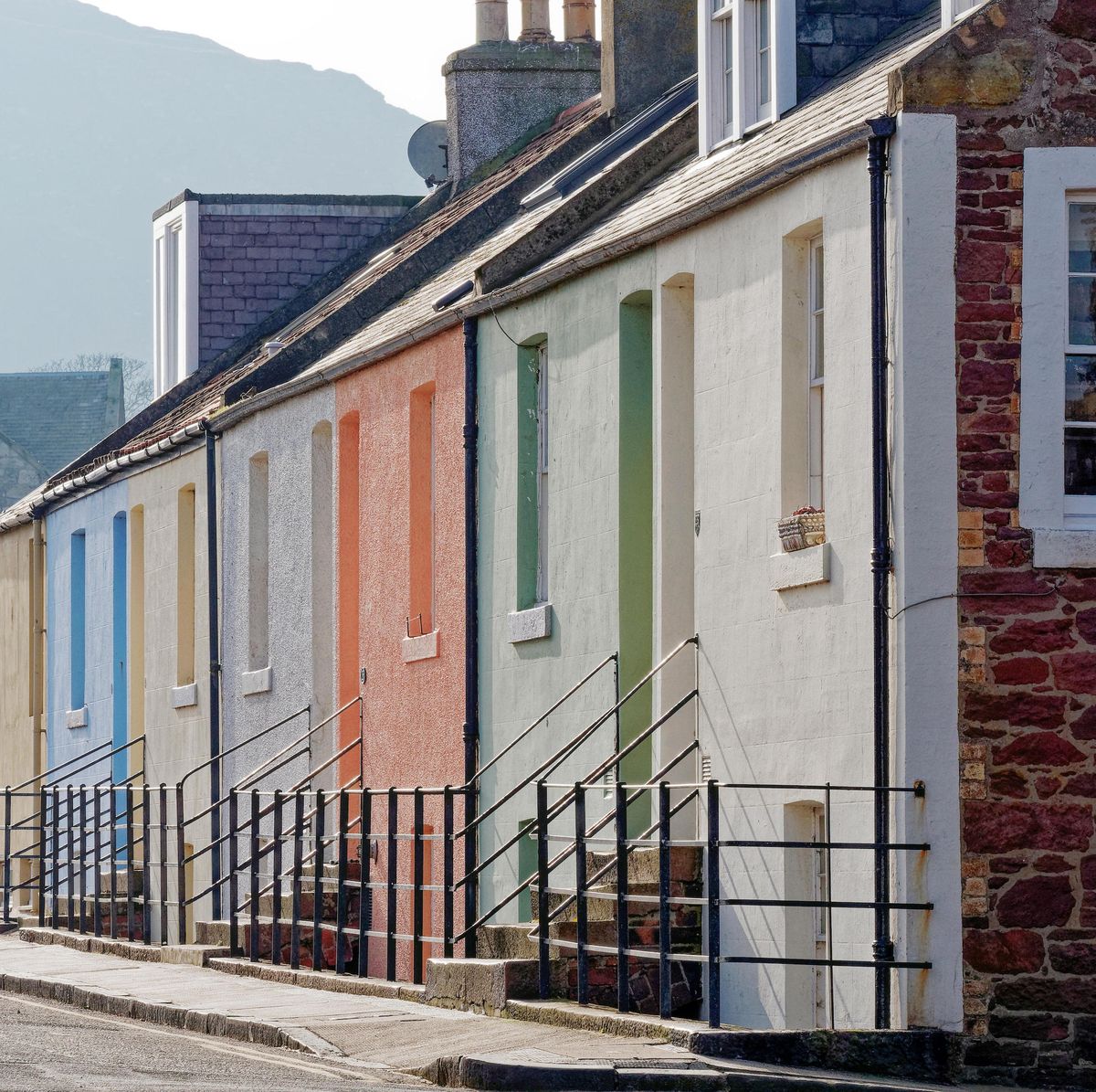 w2n7cc coloured houses in north berwick, east lothian, scotland