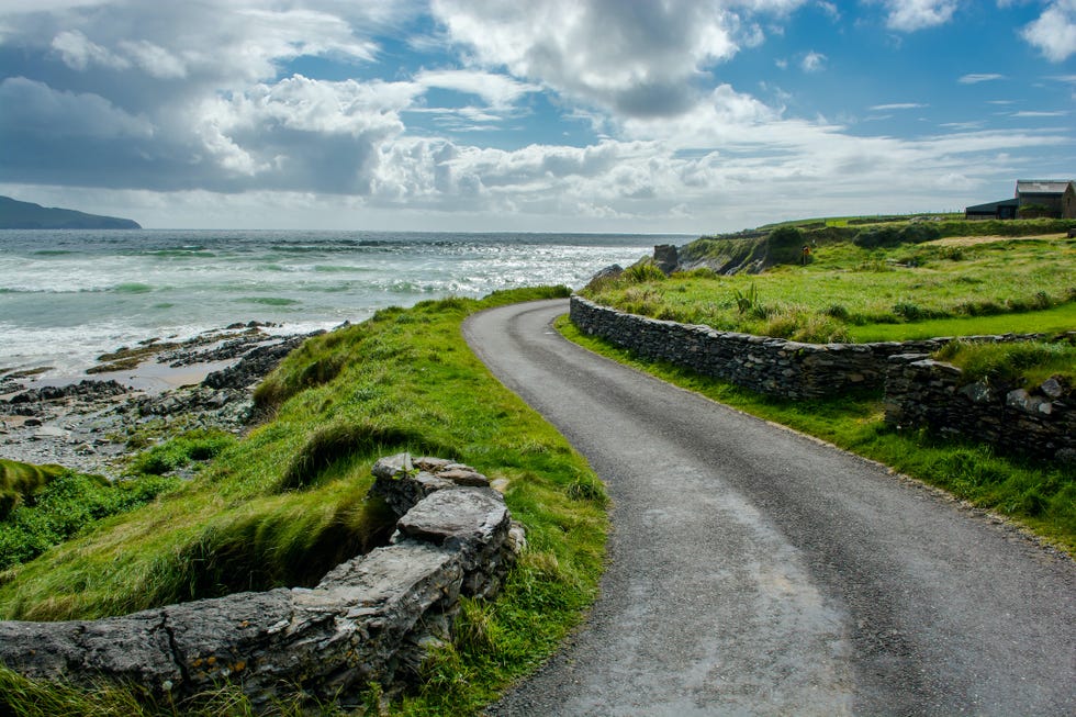 narrow coastal road in ireland