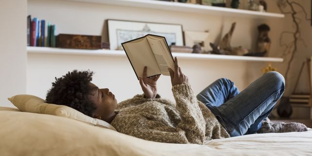Включи дом лежать. Чтение в кровати. Чтение лежа. Человек в кровати. Мужчина читает.
