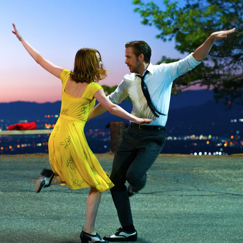 Emma Stone si Ryan gosling danseaza intr-o scena din la la land, o alegere buna pentru cele mai bune filme romantice
