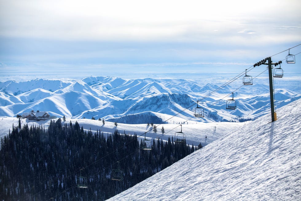 15 Best Ski Towns in the US 2024 - Top Ski Resorts in the US