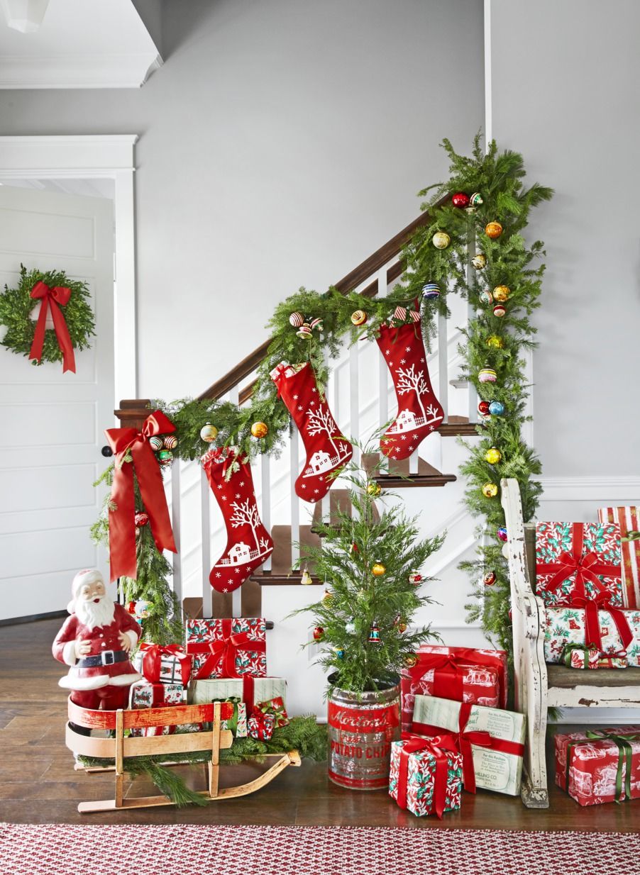 21 Best Staircase Christmas Decorations - Holiday Decor for the ...