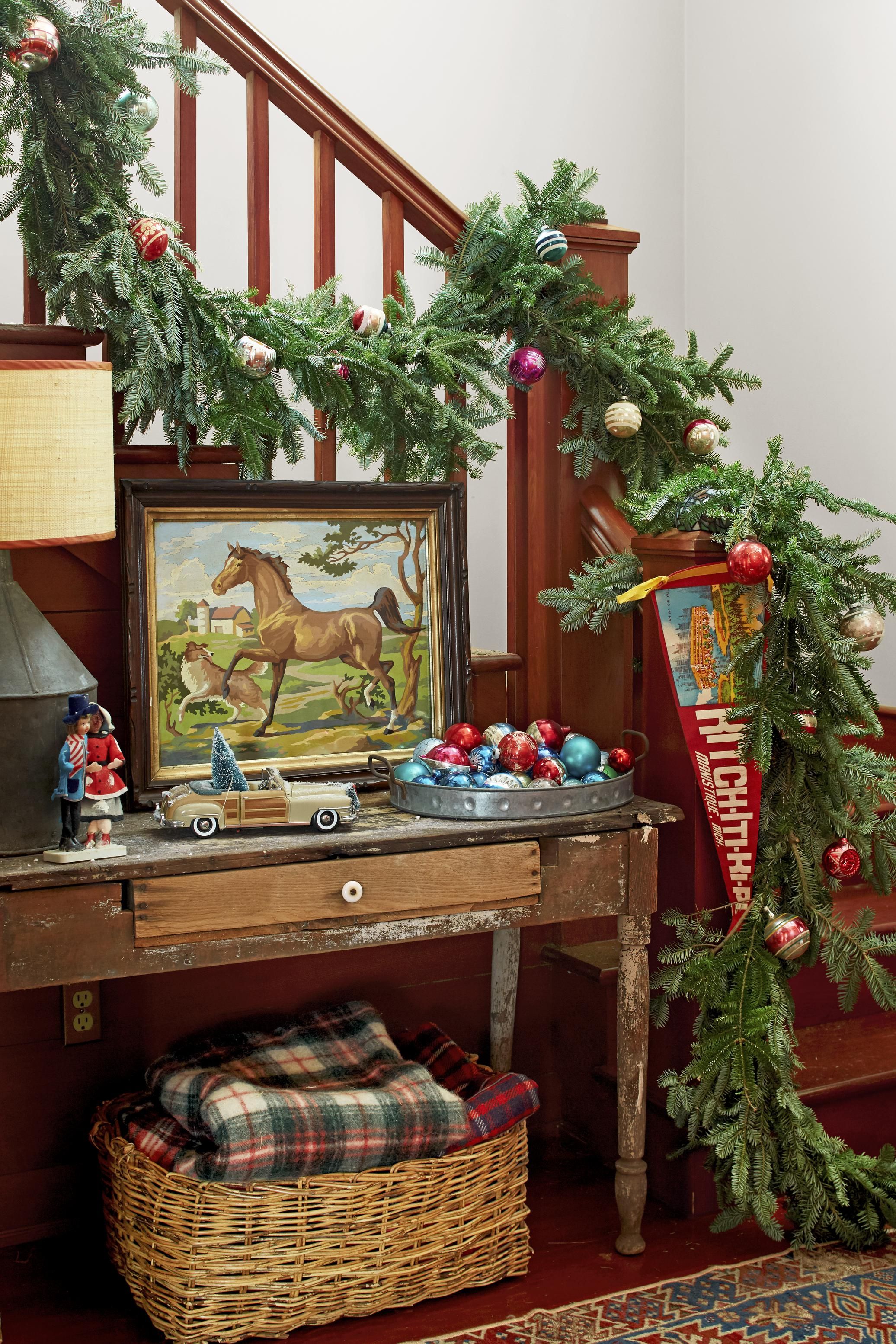 38 Christmas Stairway Decor Ideas That Epitomize Elevated