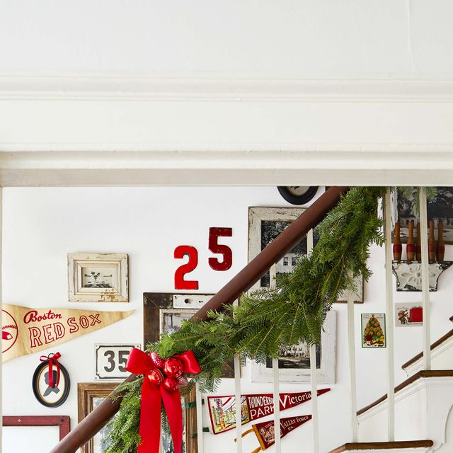 https://hips.hearstapps.com/hmg-prod/images/best-staircase-christmas-decor-ideas-red-bows-jpg-1603124405.jpg?crop=0.726xw:0.484xh;0.150xw,0.201xh&resize=640:*