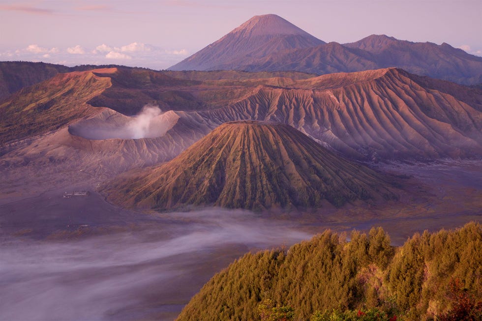 Wolken belagen de berg Bromo een van de actiefste vulkanen op het Indonesische eiland Java