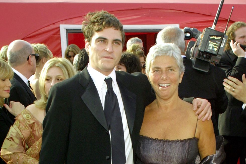 best supporting actor nomminee, joaquin phoenix mother arriving for the 73rd academy awards 032501