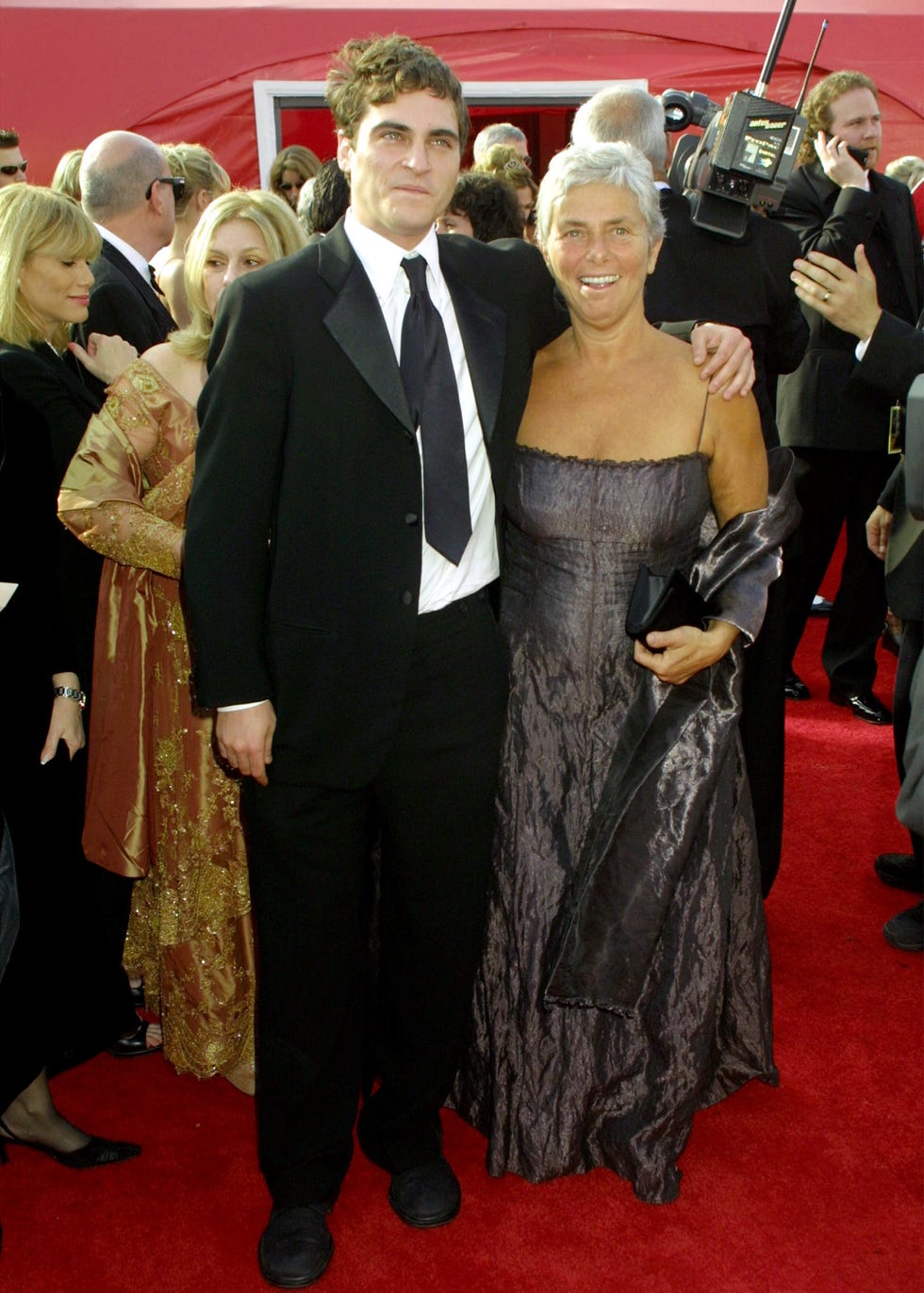 best supporting actor nomminee, joaquin phoenix mother arriving for the 73rd academy awards 032501