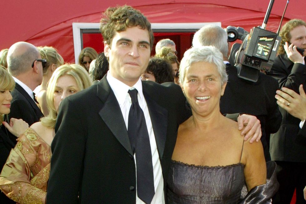 best supporting actor nomminee, joaquin phoenix mother arriving for the 73rd academy awards 032501