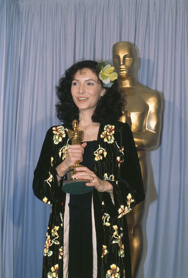 Mary Steenburgen umarmt ihren Oscar