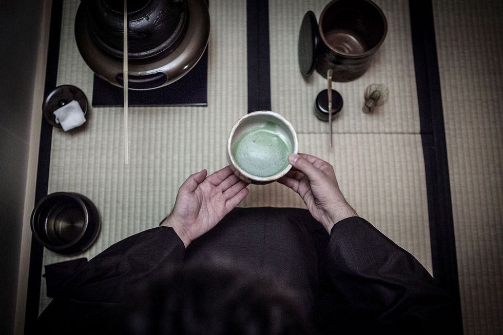 Een Japanse theemeester verzorgt een traditionele theeceremonie