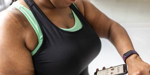 woman using weight loss app