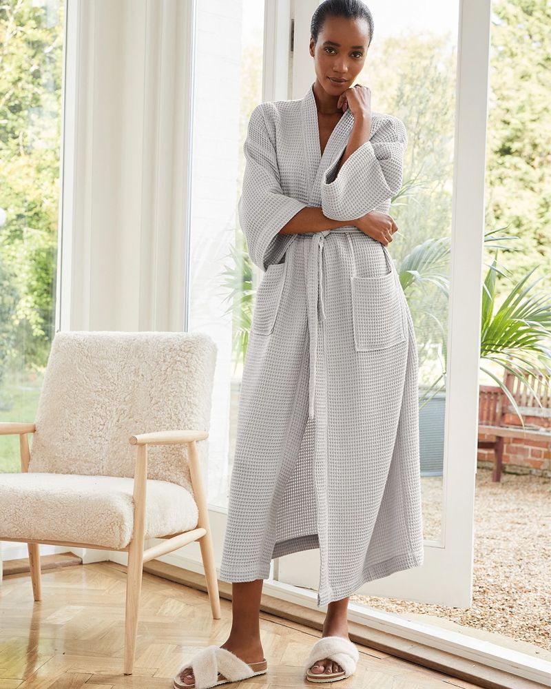 What is the difference between a bathrobe and a dressing gown? – Snuggly