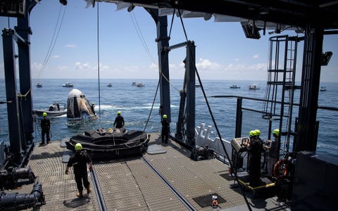 https://www.nationalgeographic.com/content/dam/science/2020/12/04/best2020/best2020-04.jpg Op 2 augustus arriveerden reddingsteams in de Golf van Mexico om deSpaceX Crew Dragoncapsule Endeavourop te pikken nadat die was geland met NASAastronauten Robert Behnken en Douglas Hurley aan boordEndeavour is het eerste commercile ruimtevaartuig dat astronauten van en naar het Internationaal ruimtestation ISS kan brengen