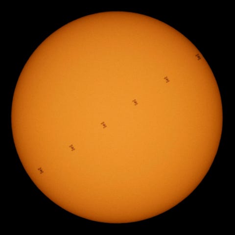 https://www.nationalgeographic.com/content/dam/science/2020/12/04/best2020/best2020-08.jpg Het Internationaal ruimtestation ISS beweegt hier als een zwart stipje langs de gloeiende schijf van de zon op een samengesteld beeld van opnames die in de Amerikaanse staat Virginia werden gemaakt Op 2 november vierde ISS dat het ruimtestation twintig jaar lang onafgebroken door mensen werd bewoond een mijlpaal in de geschiedenis van de ruimteverkenning