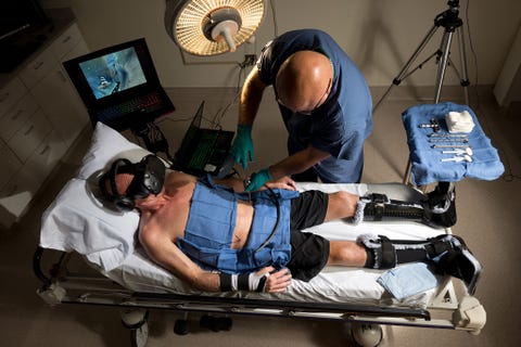 https://www.nationalgeographic.com/content/dam/science/2020/12/04/best2020/best2020-10.jpg In het Harborview Medical Center van UW Medicine in Seattle gaat patint Brent Bauer tijdens een orthopedische ingreep de pijn tegen door de VRgame virtual reality SnowWorld te spelen Bauer liep verschillende botbreuken op toen hij drie verdiepingen naar beneden viel En pin werd uit zijn bekken gehaald zonder dat hij bezig was met de VRgame Dat was behoorlijk heftig vertelde hij De andere pin werd verwijderd terwijl hij gefocust was op de VRgame Dat was een zeer aangename afleiding en de pijn was veel minder merkte hij op