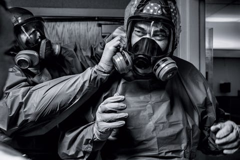 https://www.nationalgeographic.com/content/dam/science/2020/12/04/best2020/best2020-14.jpg Arts Gerald doet een beschermmasker op voordat hij COVID19patinten bezoekt in het Our Lady of the Angels Hospital in Bogalusa in de Amerikaanse staat Louisiana