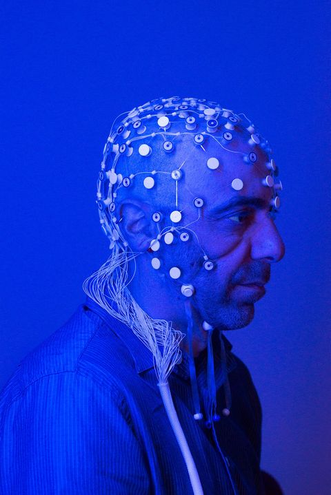 Neurowetenschapper Vitaly Napadow werkt op de Harvard Medical School en in het Massachusetts General Hospital en bestudeerthoe het brein pijn waarneemt Daarvoor bekijkt hij door middel van eeg elektroencefalografie de hersengolven van patinten met chronische pijn in hun onderrug