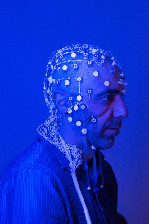 https://www.nationalgeographic.com/content/dam/science/2020/12/04/best2020/best2020-15.jpg Neurowetenschapper Vitaly Napadow werkt op de Harvard Medical School en in het Massachusetts General Hospital en bestudeerthoe het brein pijn waarneemt Daarvoor bekijkt hij door middel van eeg elektroencefalografie de hersengolven van patinten met chronische pijn in hun onderrug