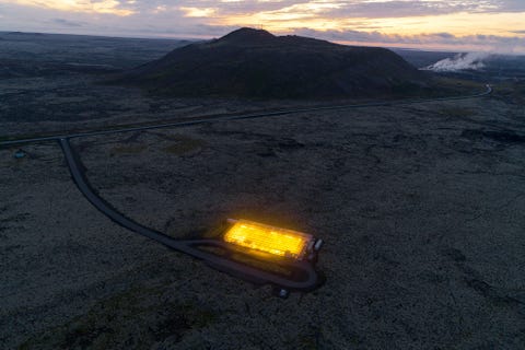 https://www.nationalgeographic.com/content/dam/science/2020/12/04/best2020/best2020-16.jpg Deze klimaatnegatieve kas op een lavaveld op het IJslandse schiereiland Reykjanes bevat 130000 gerstplanten die groeien op chemisch inert vulkanisch puimsteen Orf Genetics kweekt het genetisch gemodificeerde graan om groeifactoren te produceren die worden toegepast in huidverzorgingsproducten De nabijgelegen krachtcentrale Svartsengi levert aardwarmte
