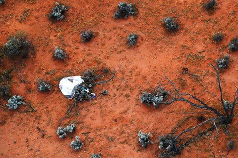 Na de landing op 6 december ligt de capsule van het Japanse ruimtevaartuig Hayabusa2 naast de landingsparachute in de Australische outback In de capsule bevindt zich 100 milligram gesteente en stof dat Hayabusa2 in juli 2019 oppakte van de planetode Ryugu die relatief dicht rond de aarde cirkelt