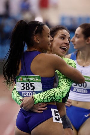 jael bestué y maribel pére se abrazan tras la final de 60m nacional en el campeonato de españa 2023