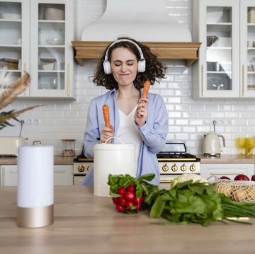 vrouw in de keuken met wortelen in haar handen