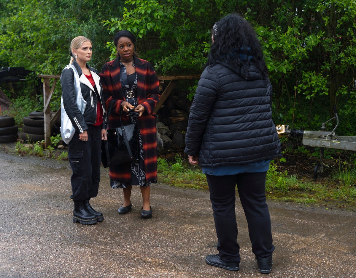 Coronation Street: Bethany and Dee-Dee search for Lauren