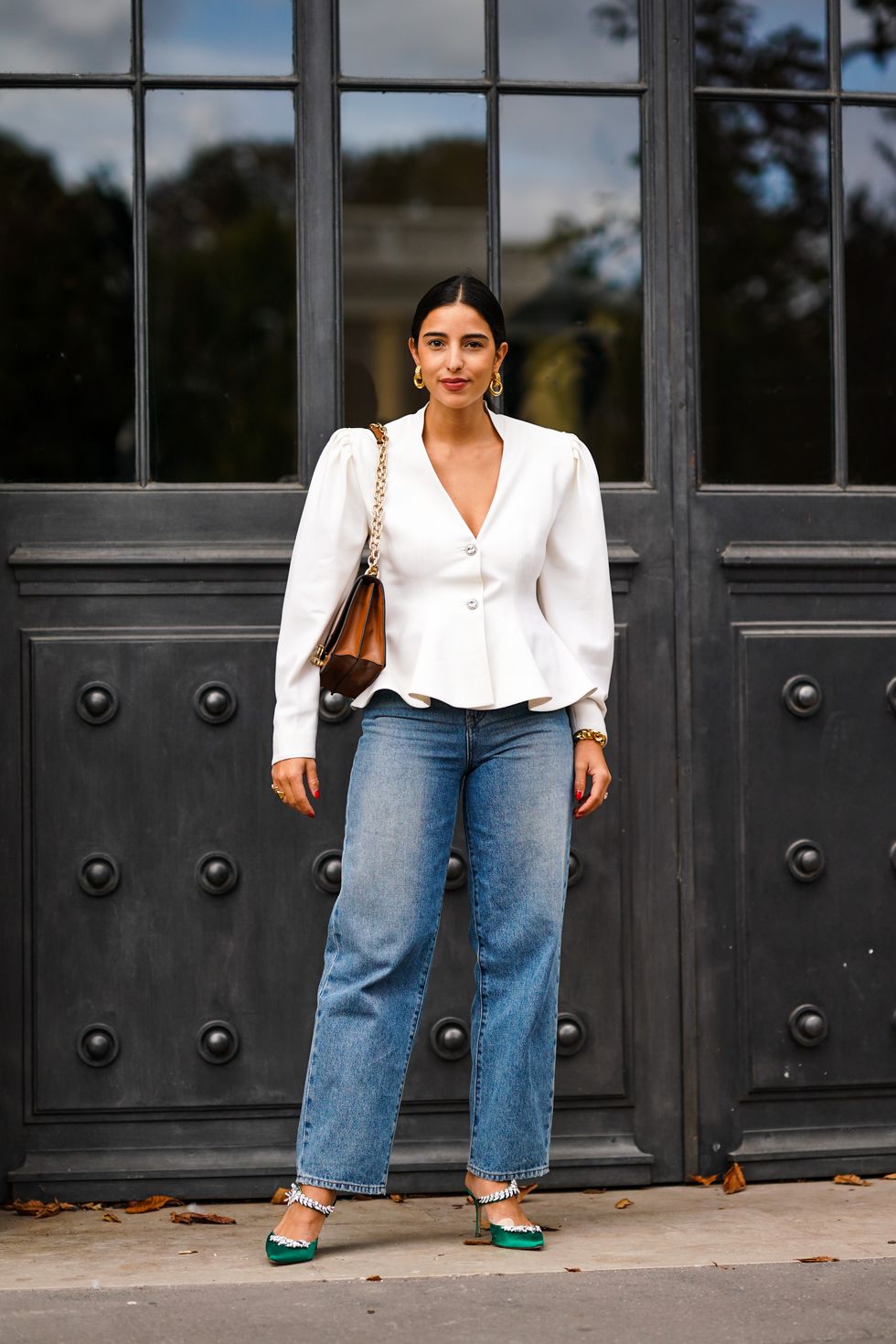 https://hips.hearstapps.com/hmg-prod/images/bettina-looney-wears-a-white-ruffled-jacket-blue-large-news-photo-1638816764.jpg?crop=1xw:1xh;center,top&resize=980:*