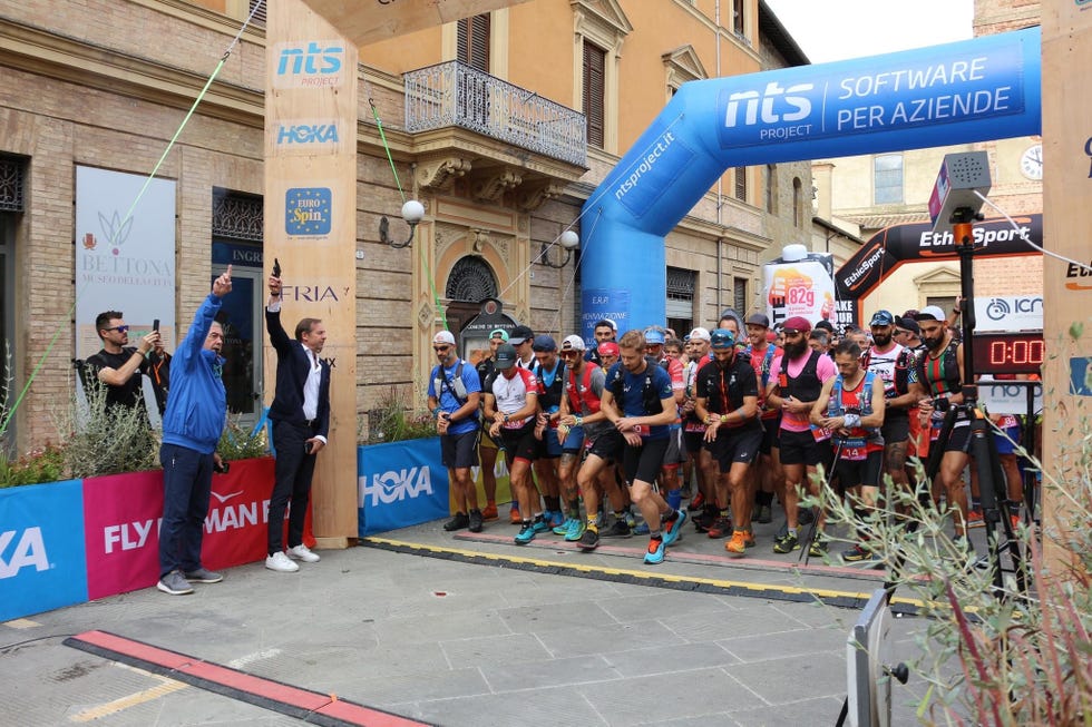 runner starting line with participants and officials