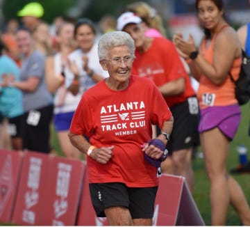 la corredora betty lindberg de 97 años, récord del mundo de 5k en su categoría de edad