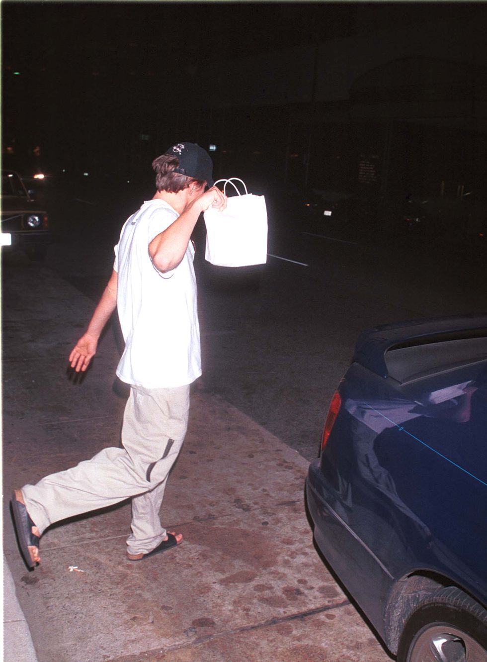 leonardo dicaprio con una doggy bag, 1999﻿