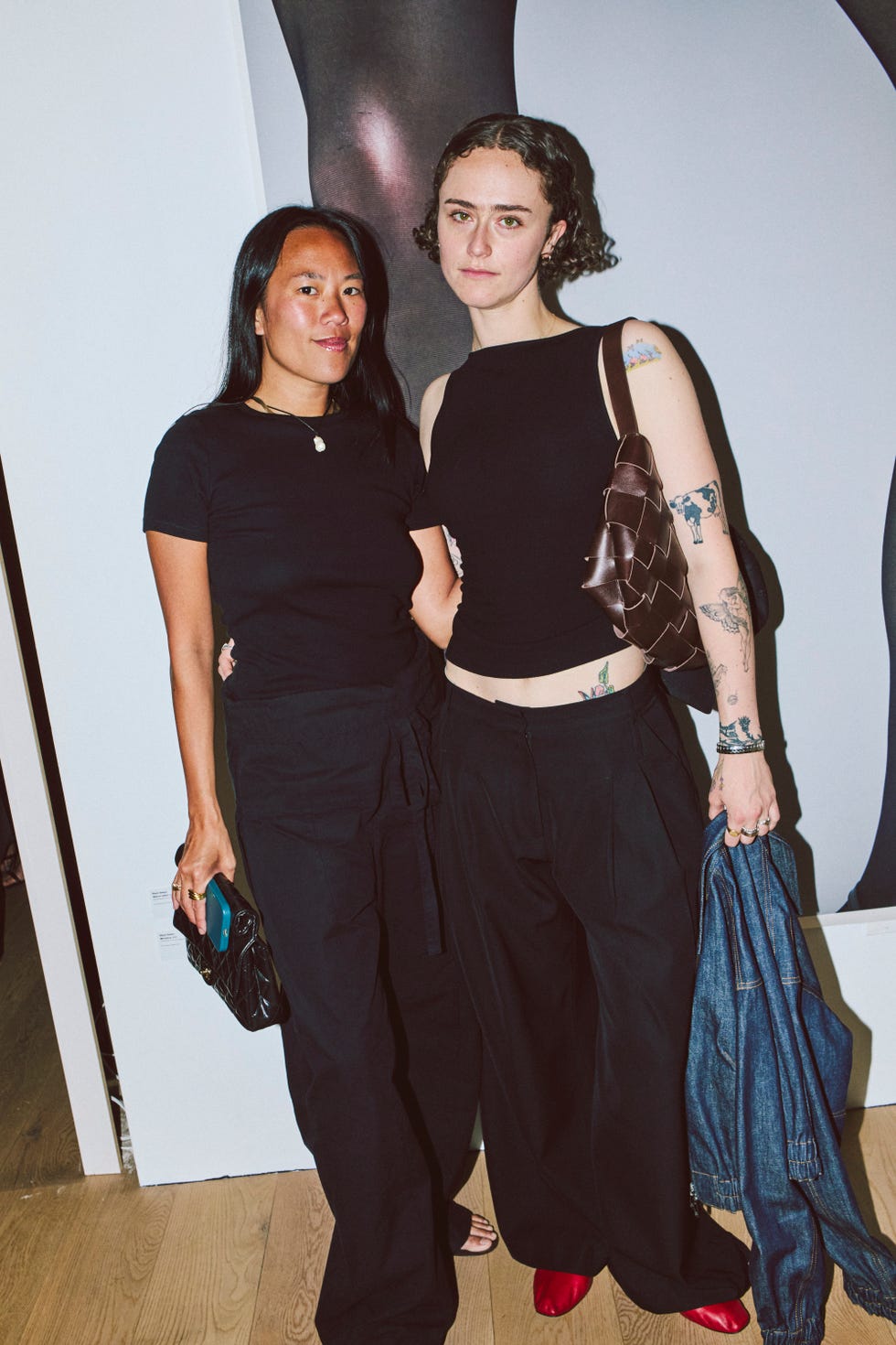 Beverly Nguyen y Ella Emhoff en el cóctel de apertura.
