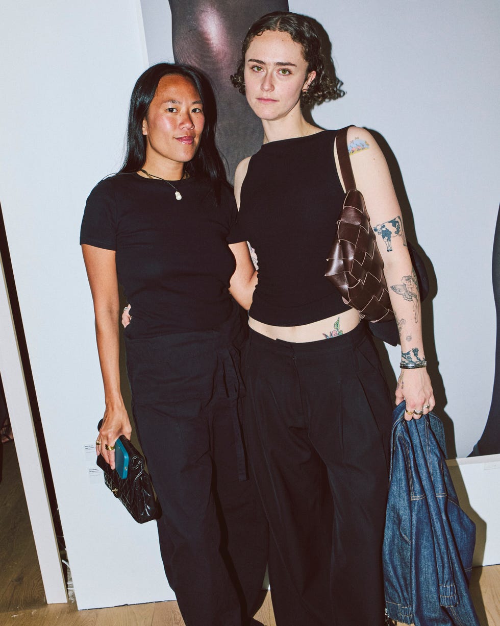 Beverly Nguyen y Ella Emhoff en el cóctel de apertura.