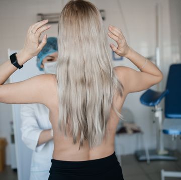 bevolkingsonderzoek borstkanker wordt uitgevoerd bij een vrouw met lang blond haar