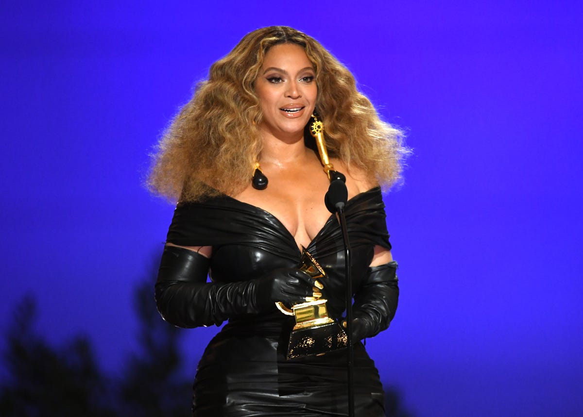 preview for 10 of Beyoncé’s Best Red Carpet Looks