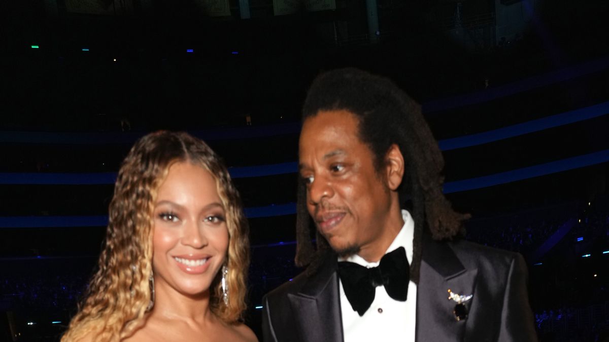 preview for Beyonce Shares RARE PDA-Filled Photos With Jay-Z!