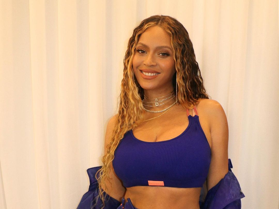 Beyoncé Shows Off Her Abs in Purple Sports Bra and Pants Set
